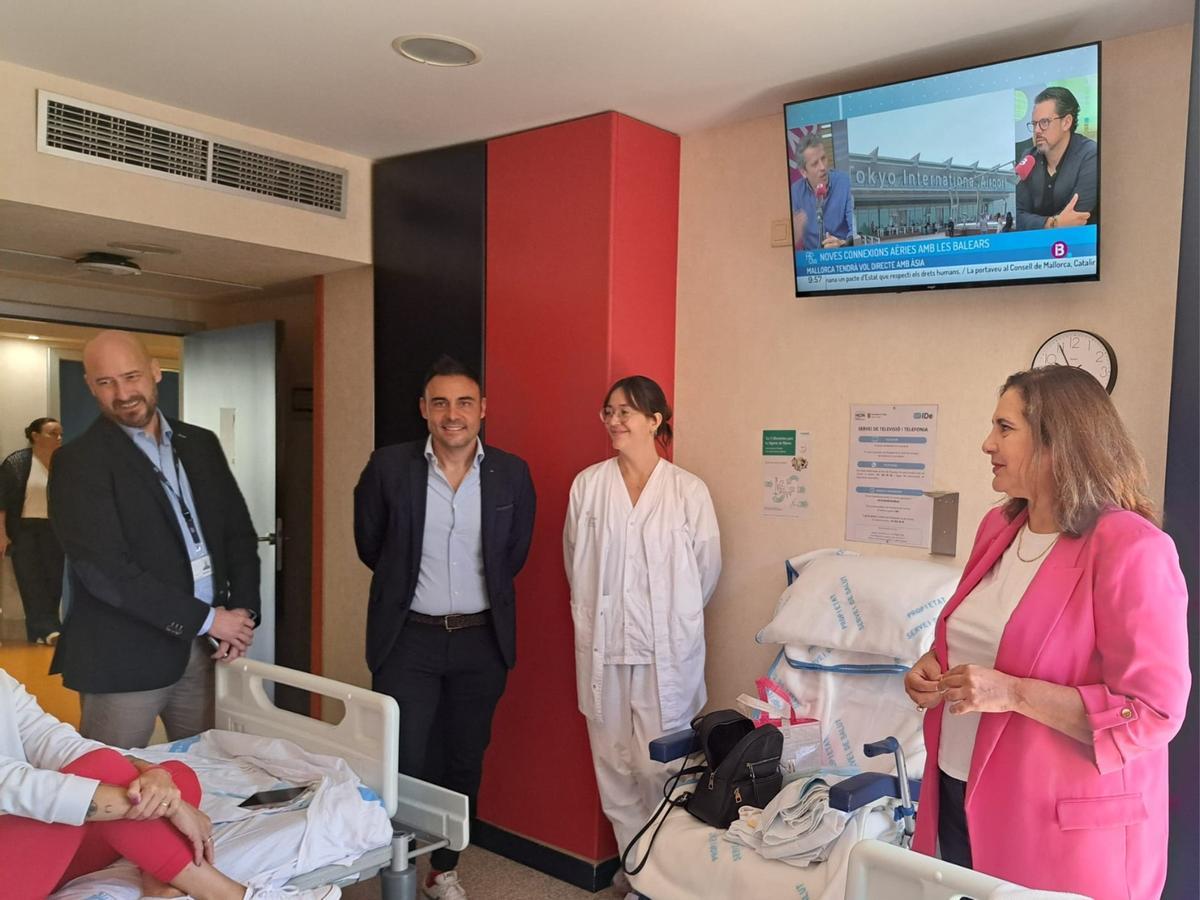 La consellera García (derecha) ha visitado este viernes el hospital para presentar el nuevo servicio.
