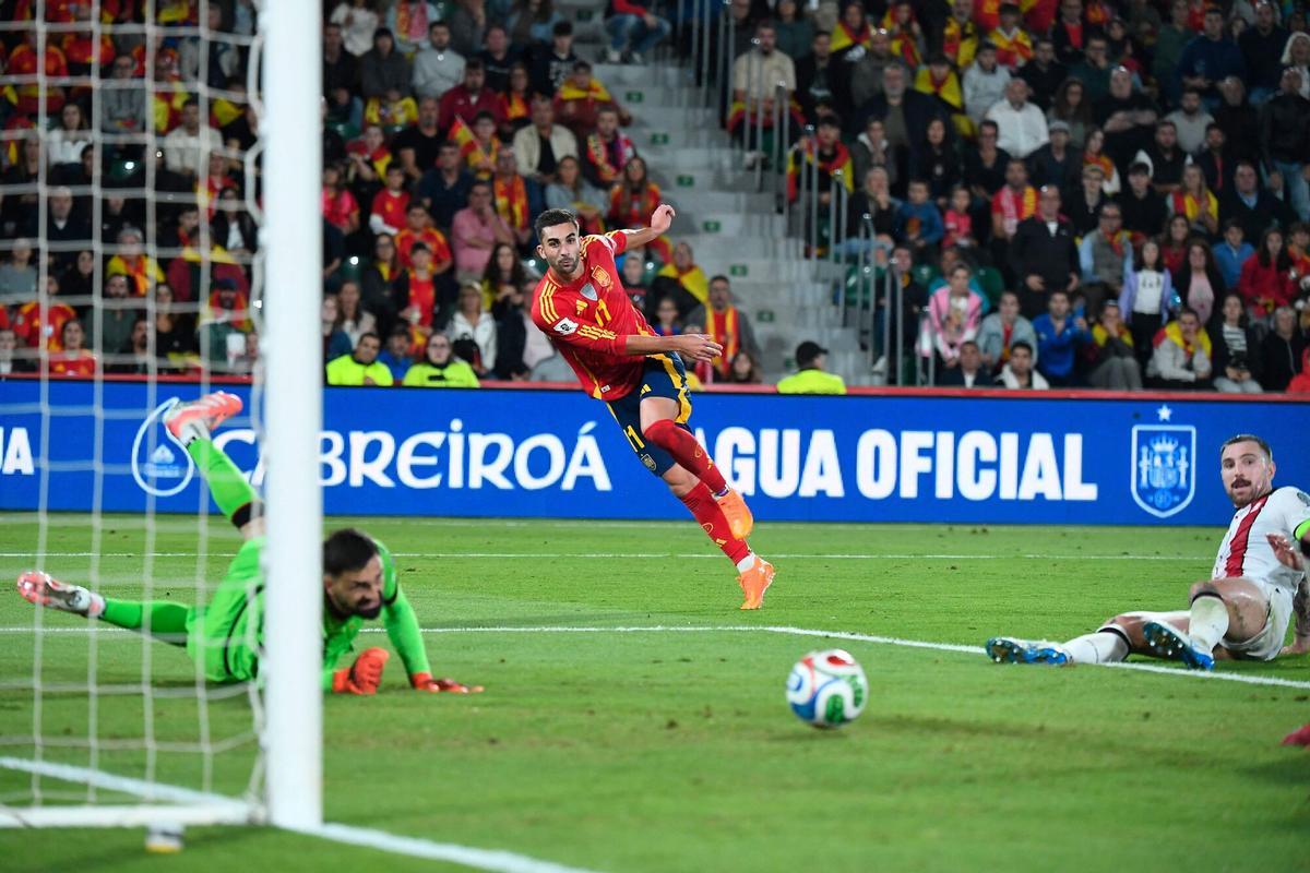 Ferran Torres ve el balón salir fuera tras el desvío de Mamardashvili.