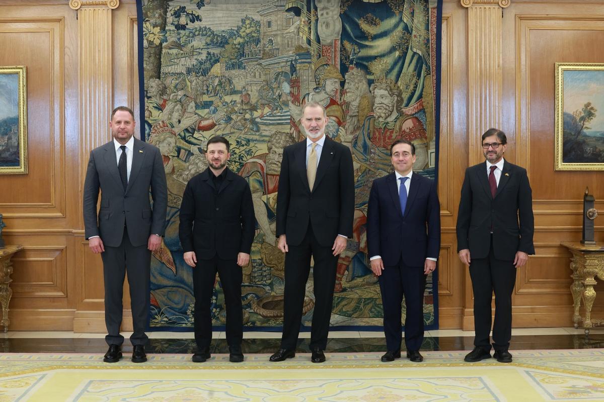 Felipe VI y Zelenski, en el centro de la foto, entre altos cargos del Gobierno español y ucraniano, este martes en la Zarzuela.