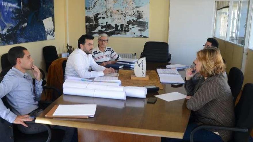 Técnicos de Monsa explicando, ayer por la mañana, el documento a los portavoces del tripartito. // G.Núñez