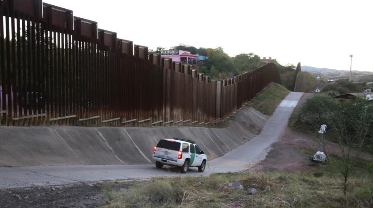 Un coche de la Patrulla Fronteriza de EEUU peina la valla de casi cinco metros que separa buena de los dos Nogales, el estadounidense y el mexicano.