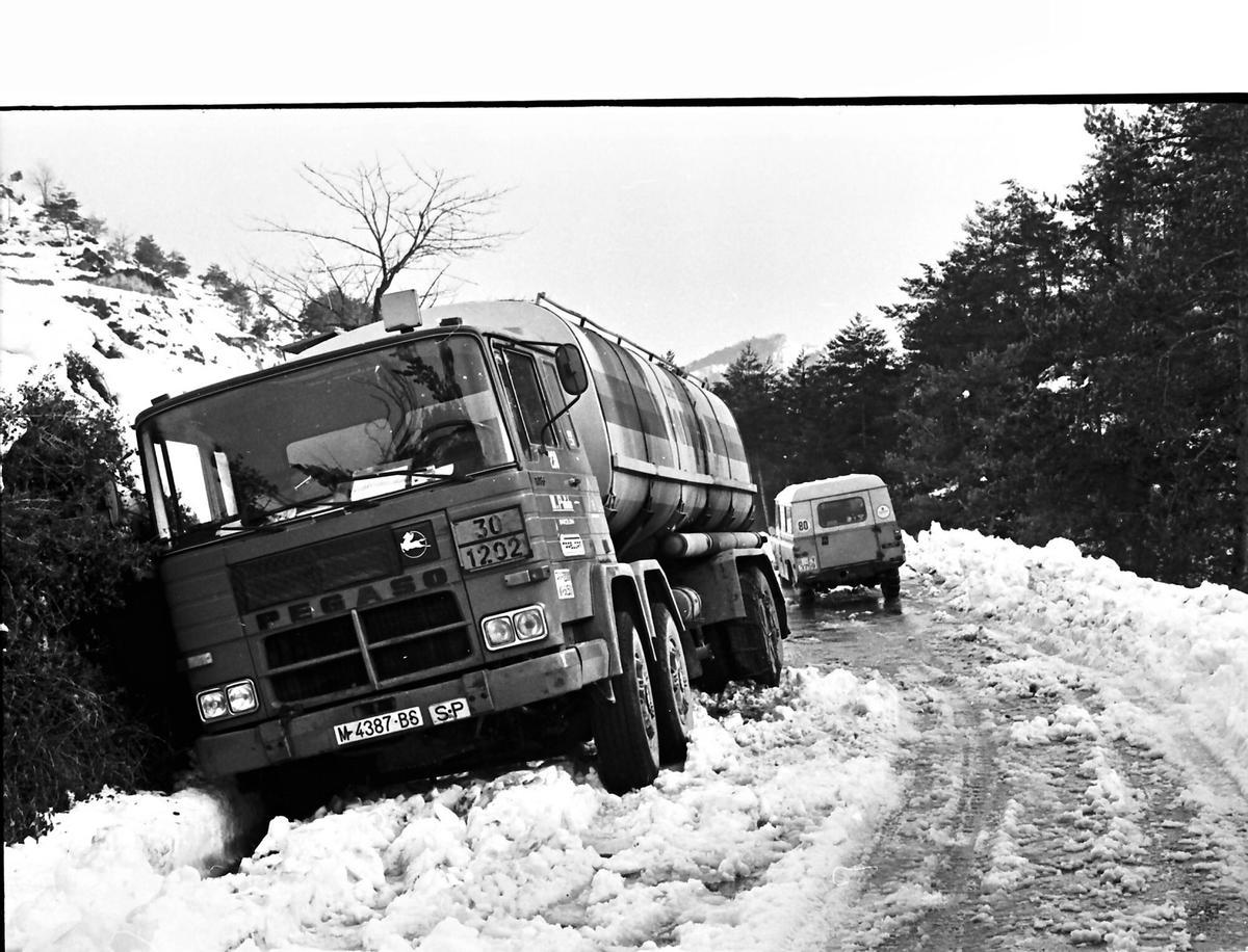 Camions a la cuneta a la carretera d'Artes a Santa Maria d'Oló, un imatge que es repetia a tota la Catalunya Central