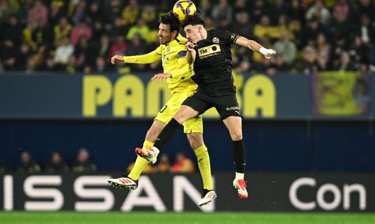 Diego López y Parejo pugnan por un balón en el Villarreal - Valencia