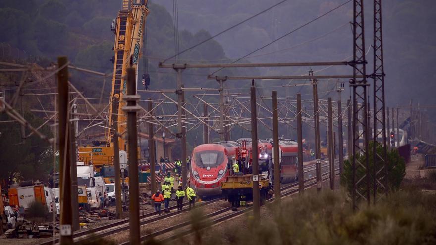 ACCIDENTE DE TREN | El operativo del accidente de Adamuz entra en su fase final tras retirar los tres vagones del Iryo ACCIDENTE DE TREN | El operativo del accidente de Adamuz entra en su fase final tras retirar los tres vagones del Iryo