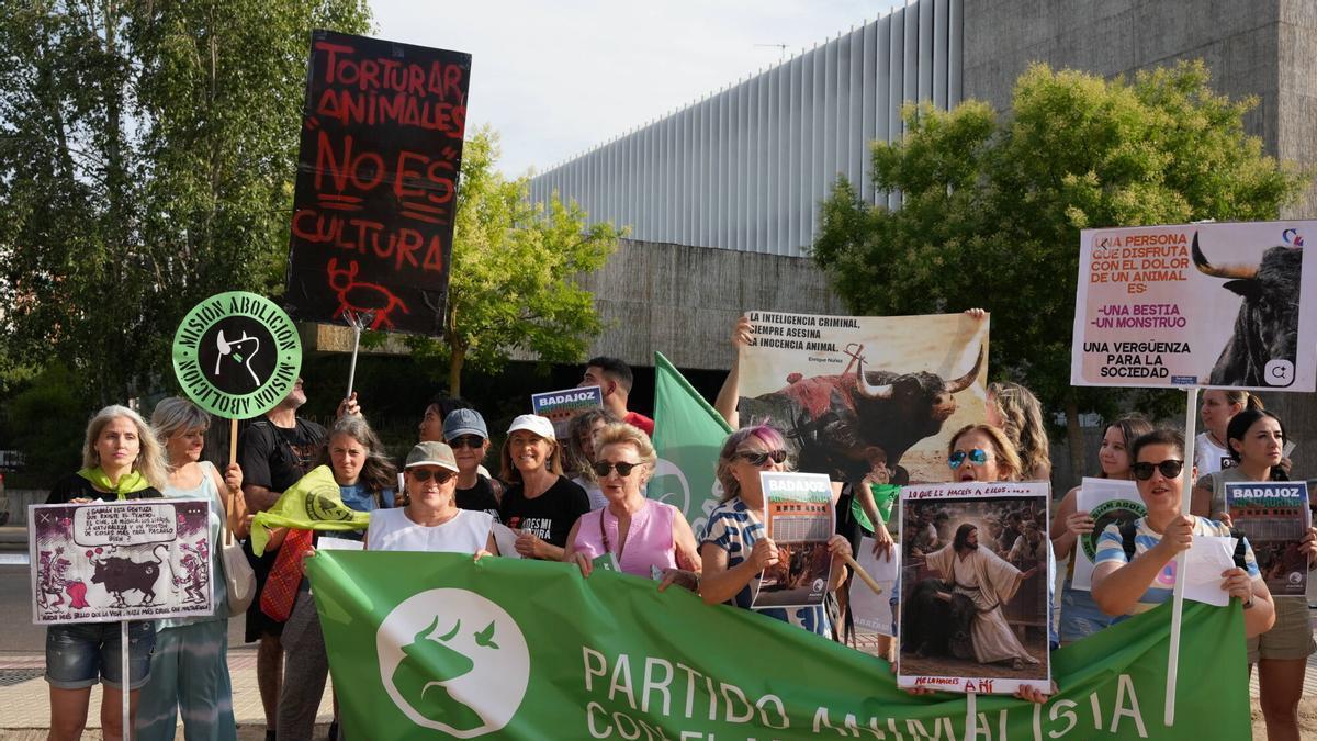 Manifestación de PACMA a las puertas de la plaza de toros.