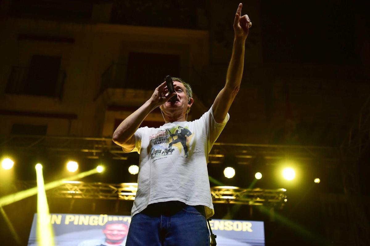 Fotogalería | Las imágenes de los conciertos de Paco Santos y Un pingüino, en la feria de Plasencia