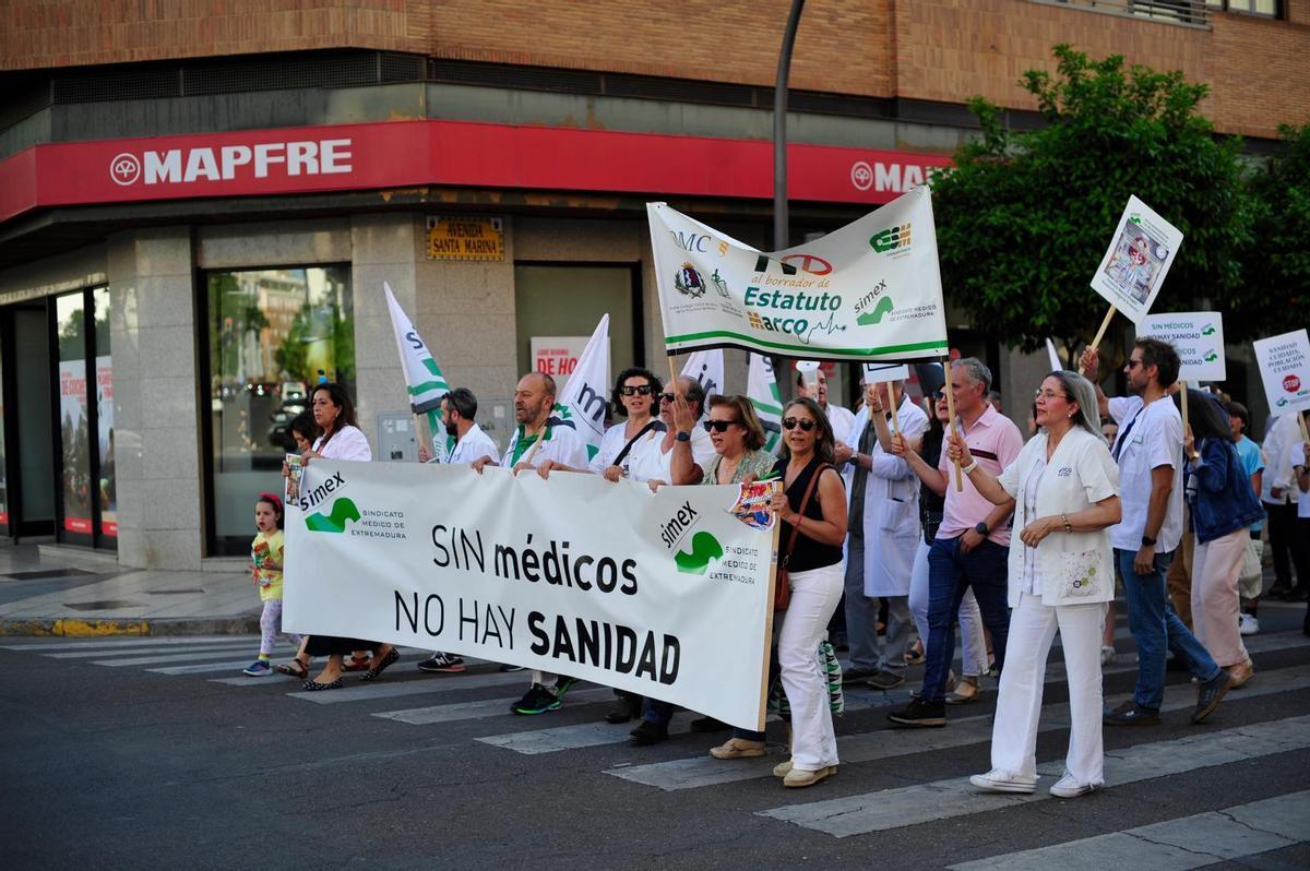 Fotogalería | Cientos de médicos marchan en Badajoz contra el Estatuto Marco y exigen dignificar sus condiciones laborales