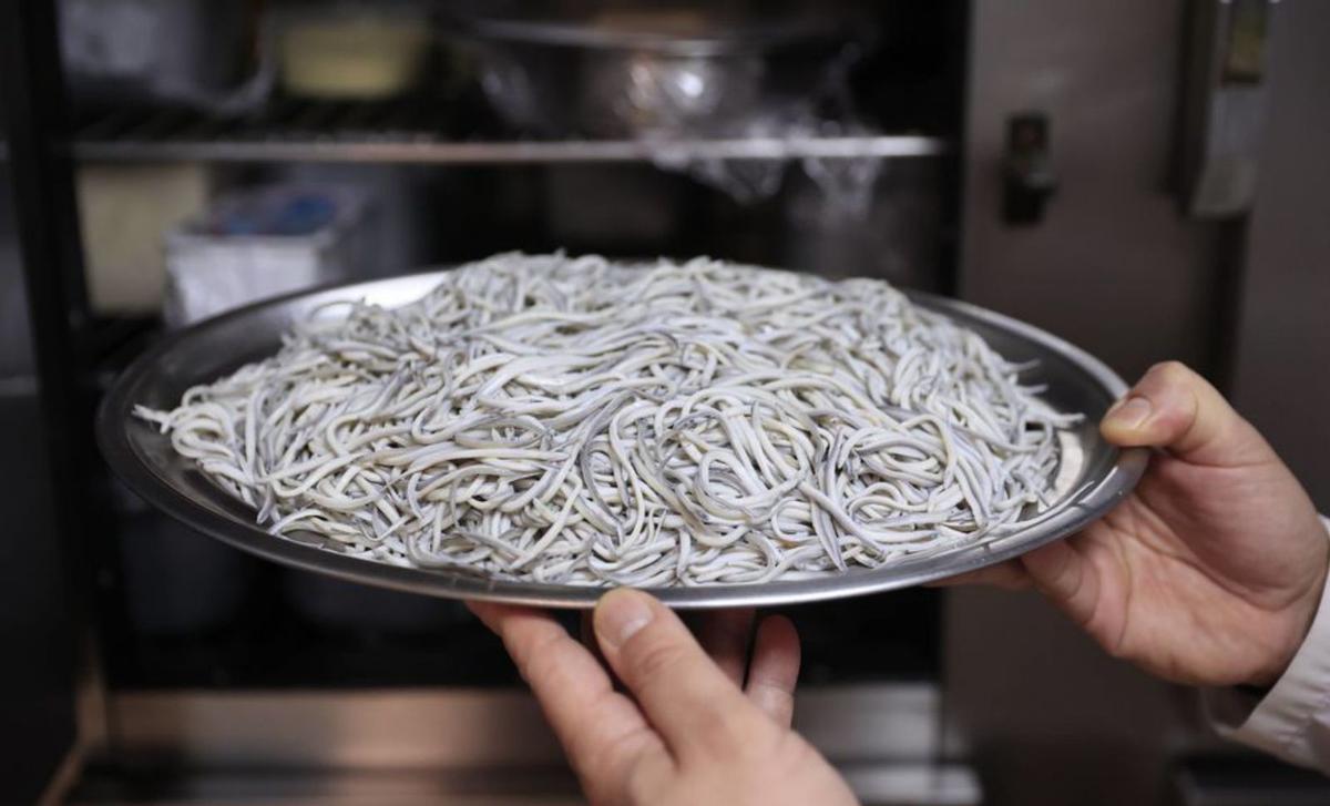 Cocinera de un restaurante de L´Arena preparando cazuelas de angulas. | Ricardo Solís