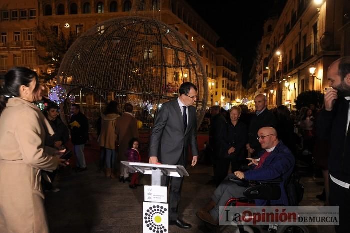 Estrellas y bolas ya brillan en las calles de Murcia