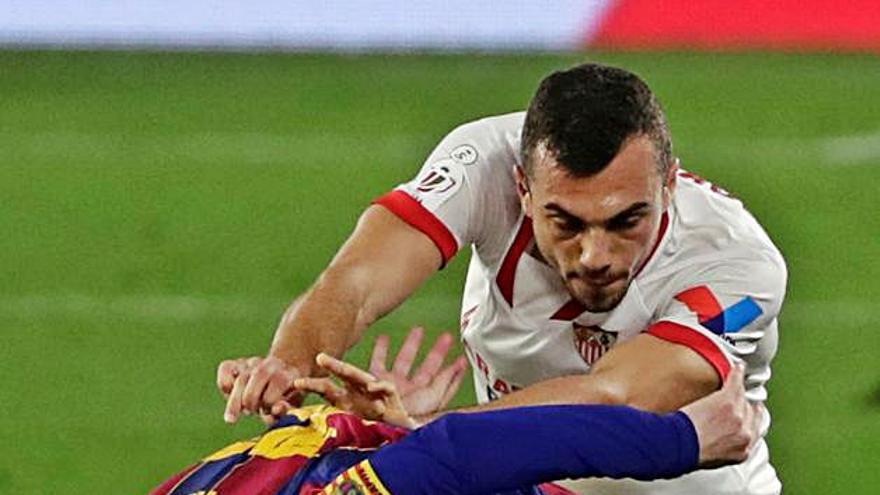 Jordán empuja a Messi. | // J. MUÑOZ