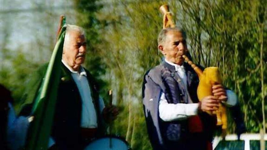 Manolín el de Poo y Gregorio Trespalacios, de espaldas, tocando a la llegada de los restos mortales a la iglesia.