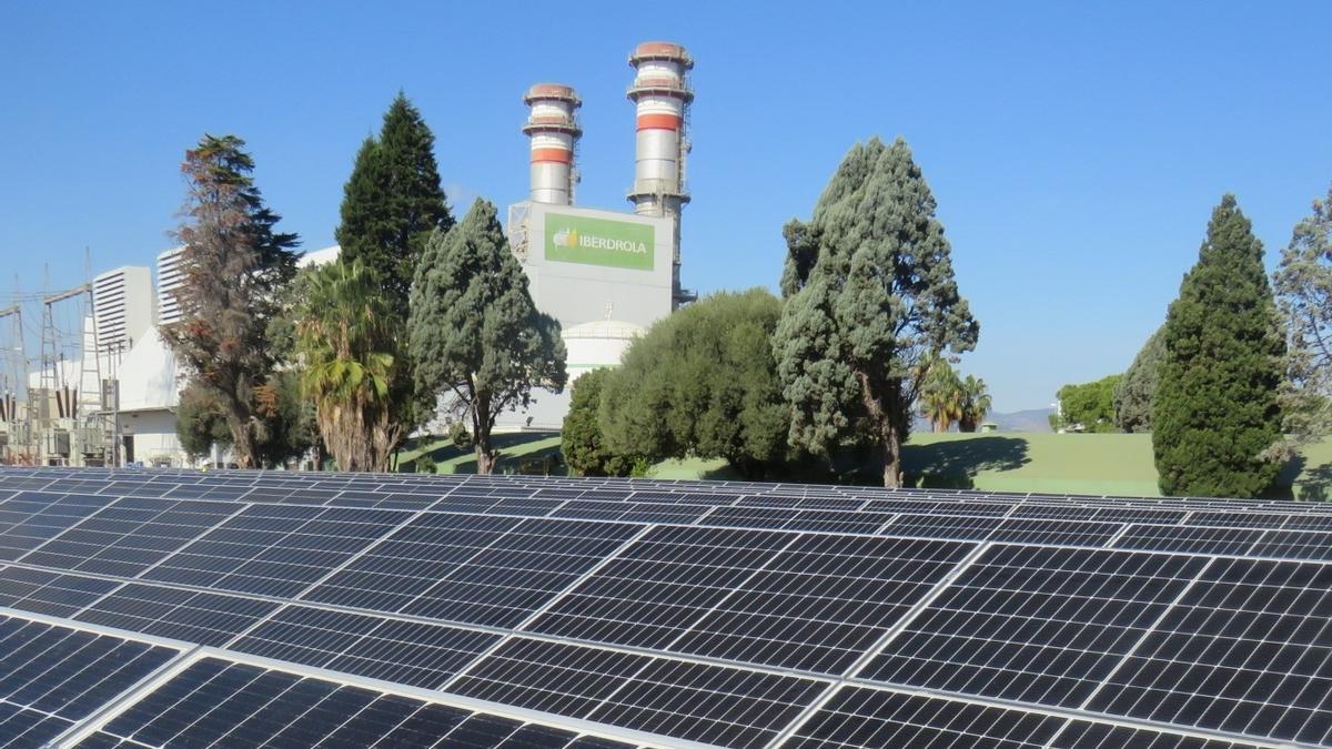 Imatge dels mòduls fotovoltaics de la central de cicle combinat de Castelló.