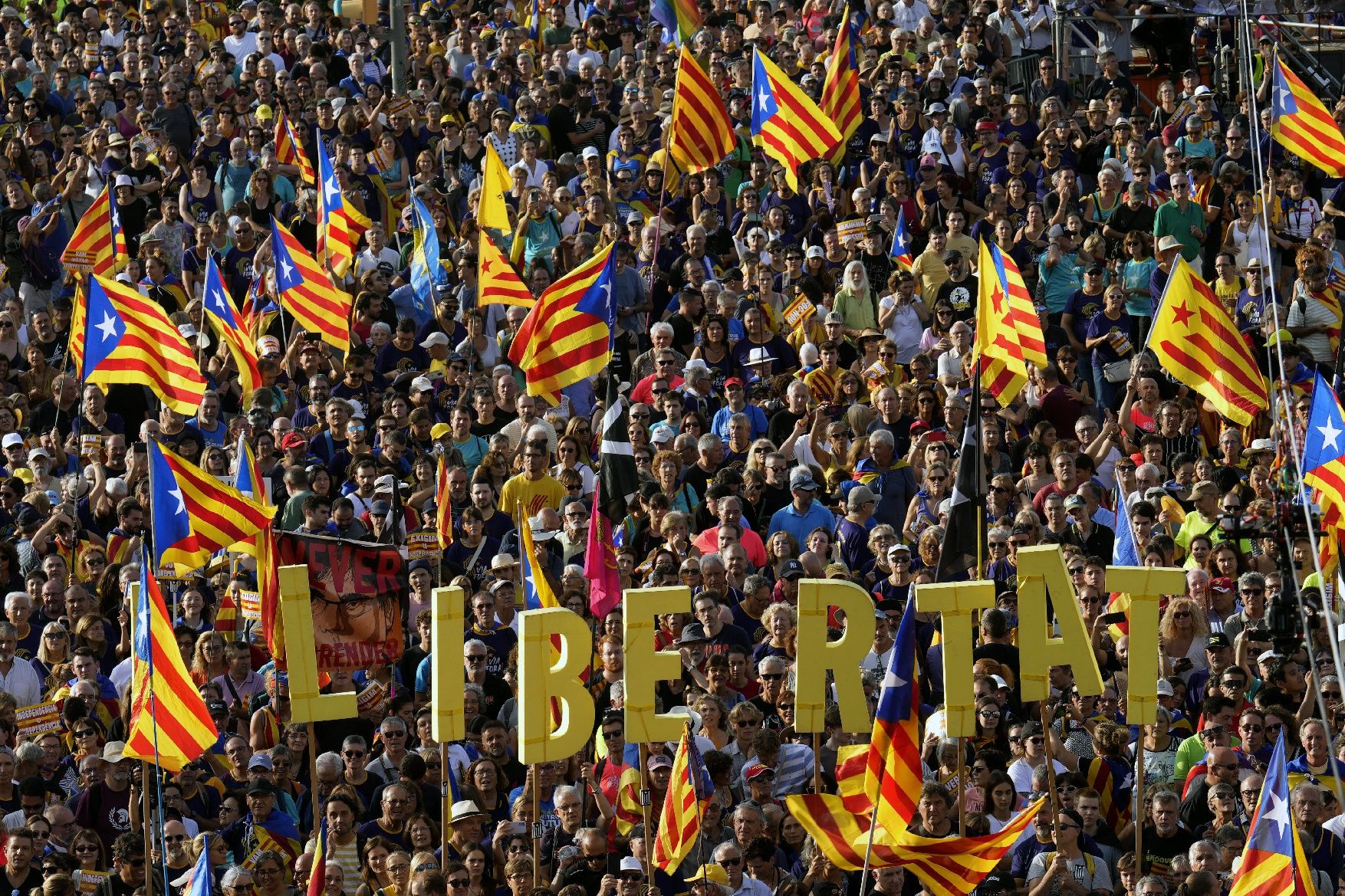 Així ha estat la manifestació convocada per l'ANC per la Diada a Barcelona amb el lema 'Via Fora'