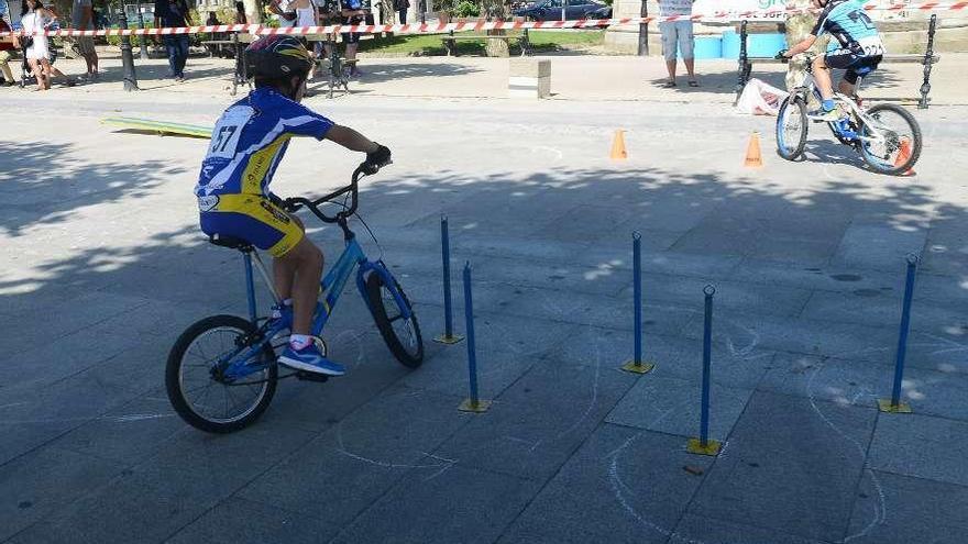 Dos corredores en la edición anterior del Trofeo del Club Ciclista Cangas // Gonzalo Núñez