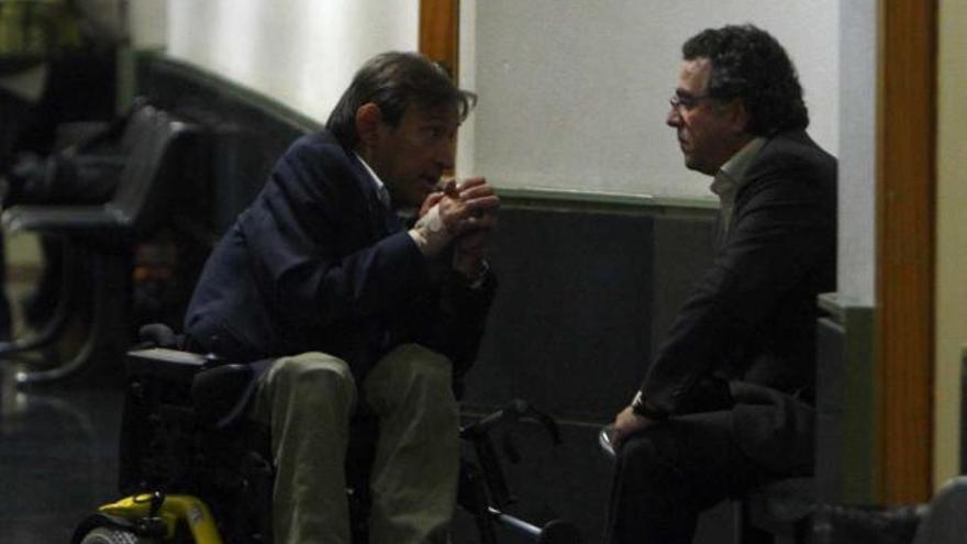 Ortiz (a la derecha) hablando con su abogado, Francisco Ruiz, minutos antes de declarar ayer.