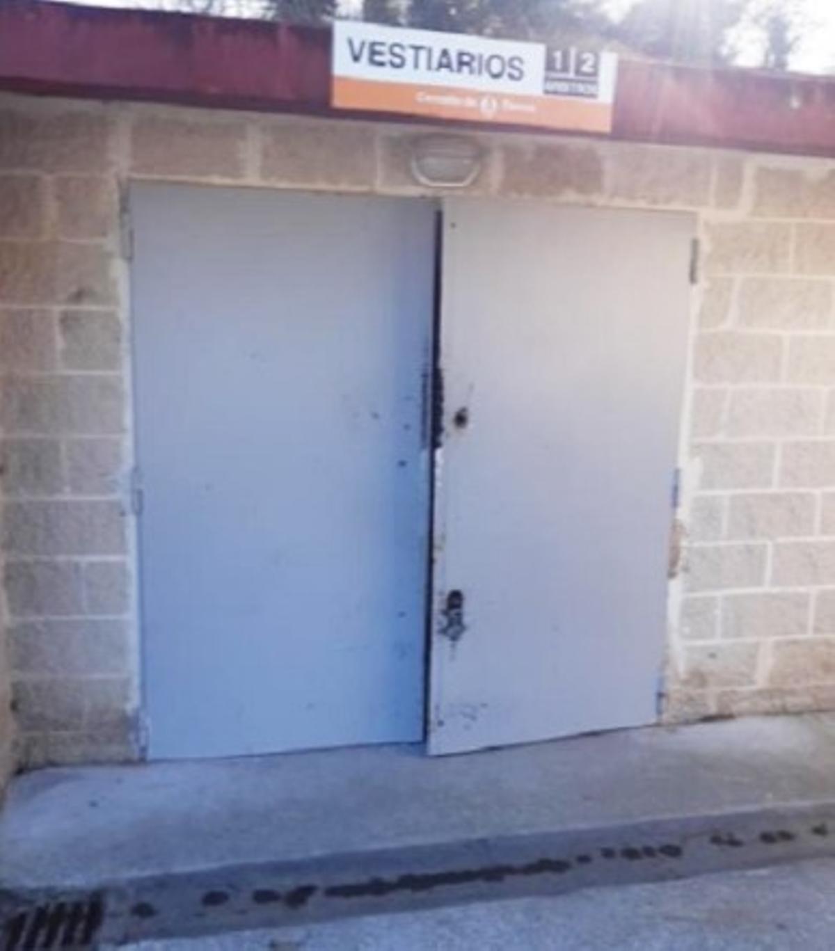 Puertas deterioradas en vestuarios del campo de fútbol de Iñás.
