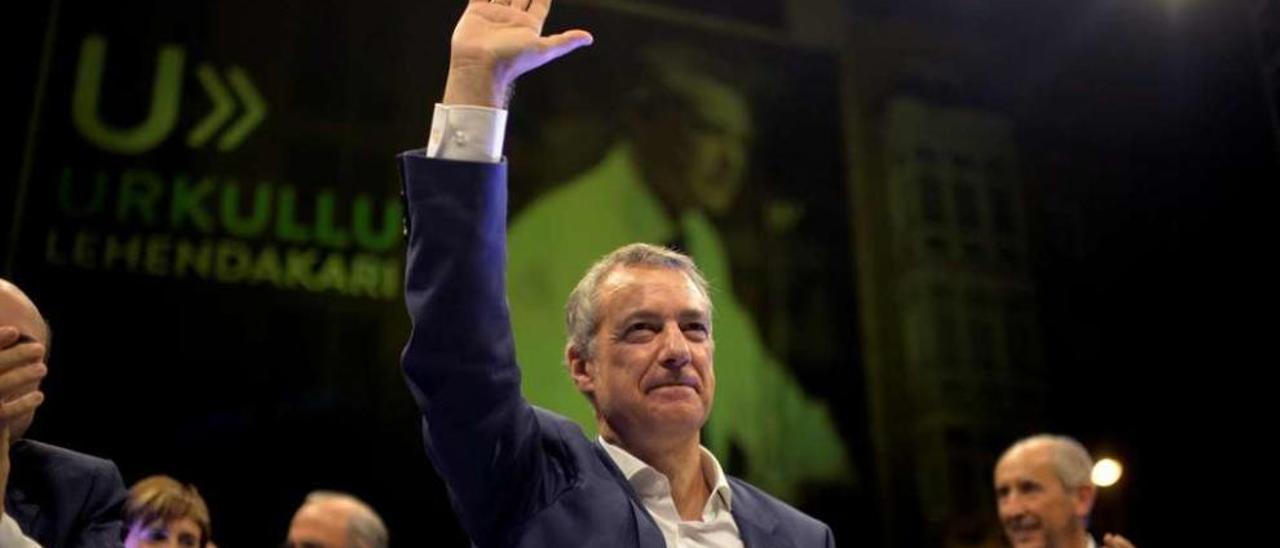 El candidato del PNV, Iñigo Urkullu, ayer, tras su valoración de los resultados en las elecciones vascas. // Reuters