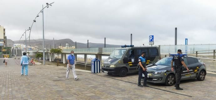 25-08-2020 LAS PALMAS DE GRAN CANARIA. Reportaje en la playa de Las Canteras (La Cícer) con las nuevas medidas Covid. Fotógrafo: ANDRES CRUZ  | 25/08/2020 | Fotógrafo: Andrés Cruz