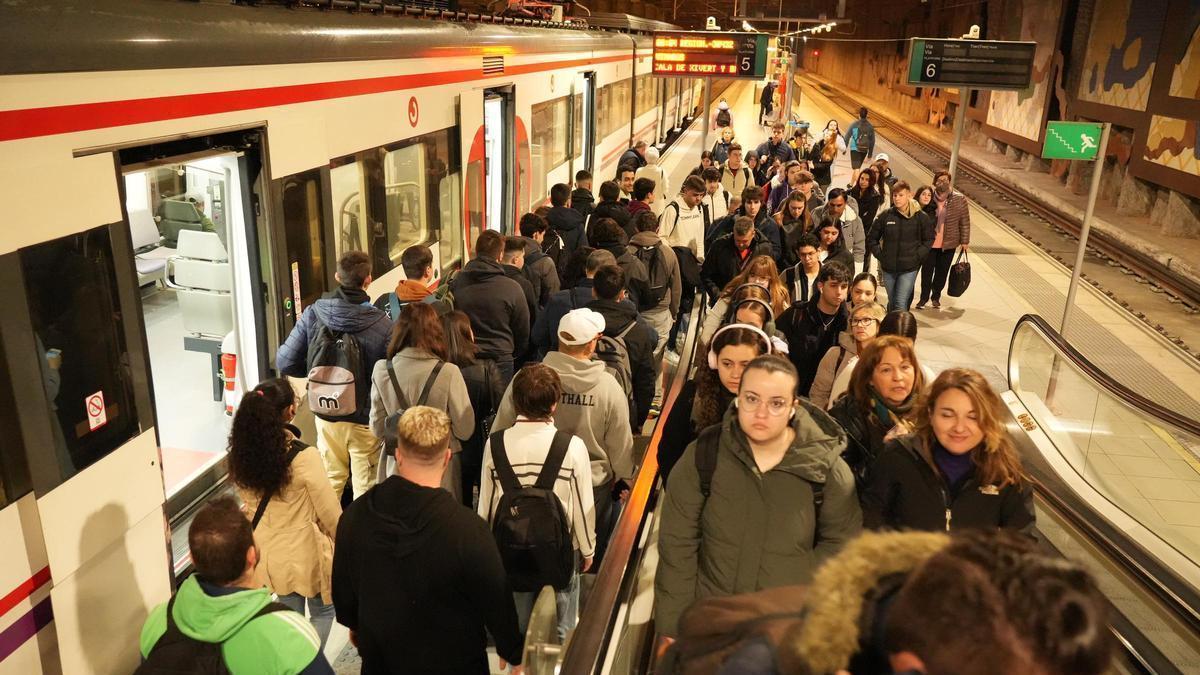 Renfe reforzará las circulaciones de los cercanías entre Castelló y València.