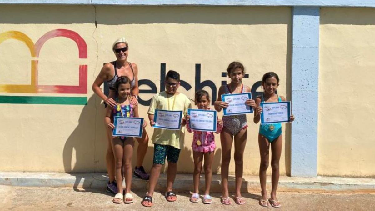 Participantes de las clases de natación de Belchite. | SERVICIO ESPECIAL