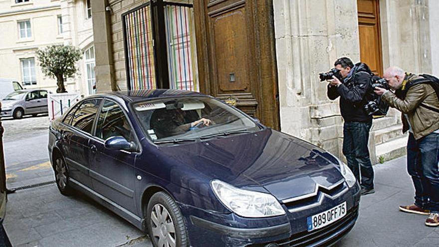 Agentes de la Policía judicial, a la salida de la sede de Google en París. // FDV