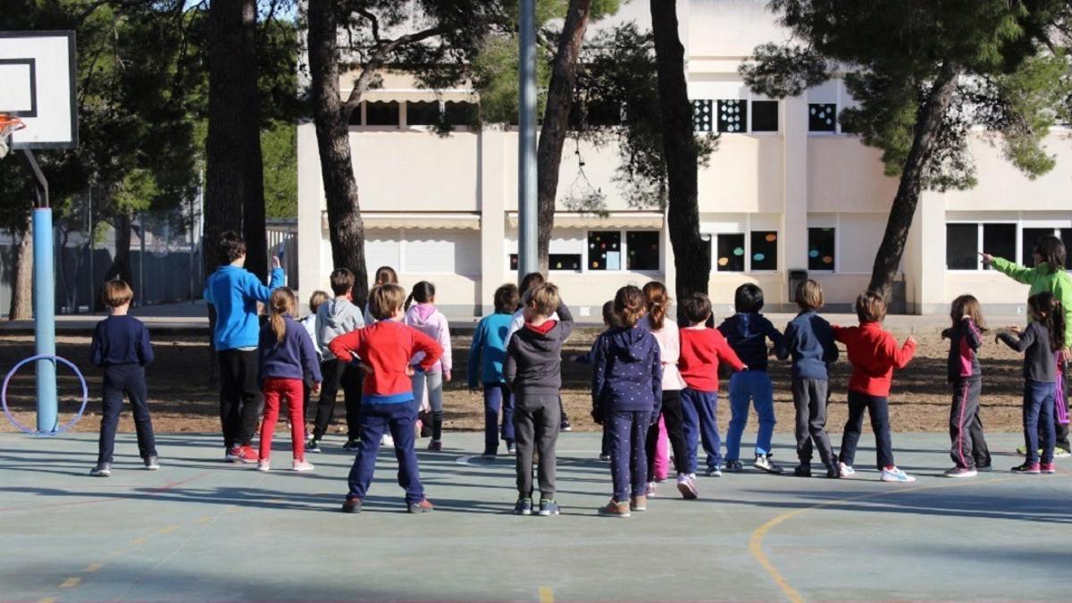 Imagen de archivo de niños y niñas haciendo deporte en el patio de un colegio en València.