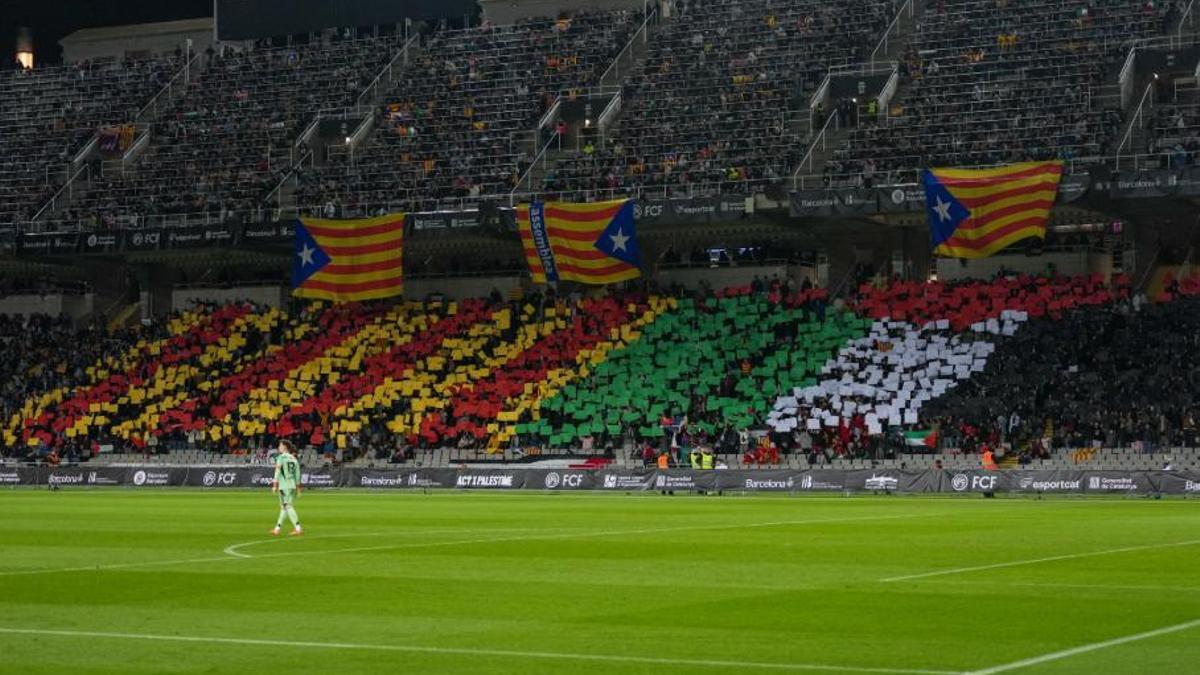 Mosaic amb les banderes de Catalunya i Palestina aquest dimarts a l'Estadi Olímpic de Barcelona