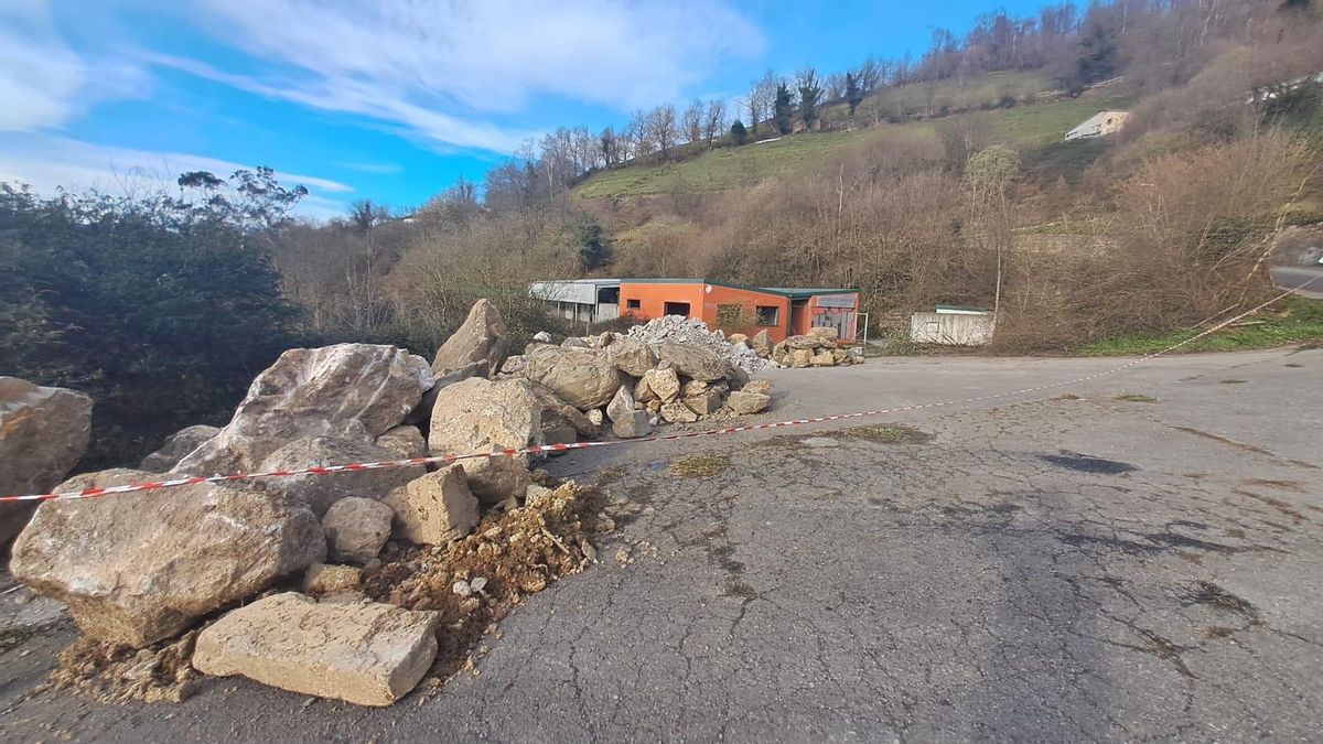 Piedras almacenadas junto a la perrera sin inaugurar de Polio.