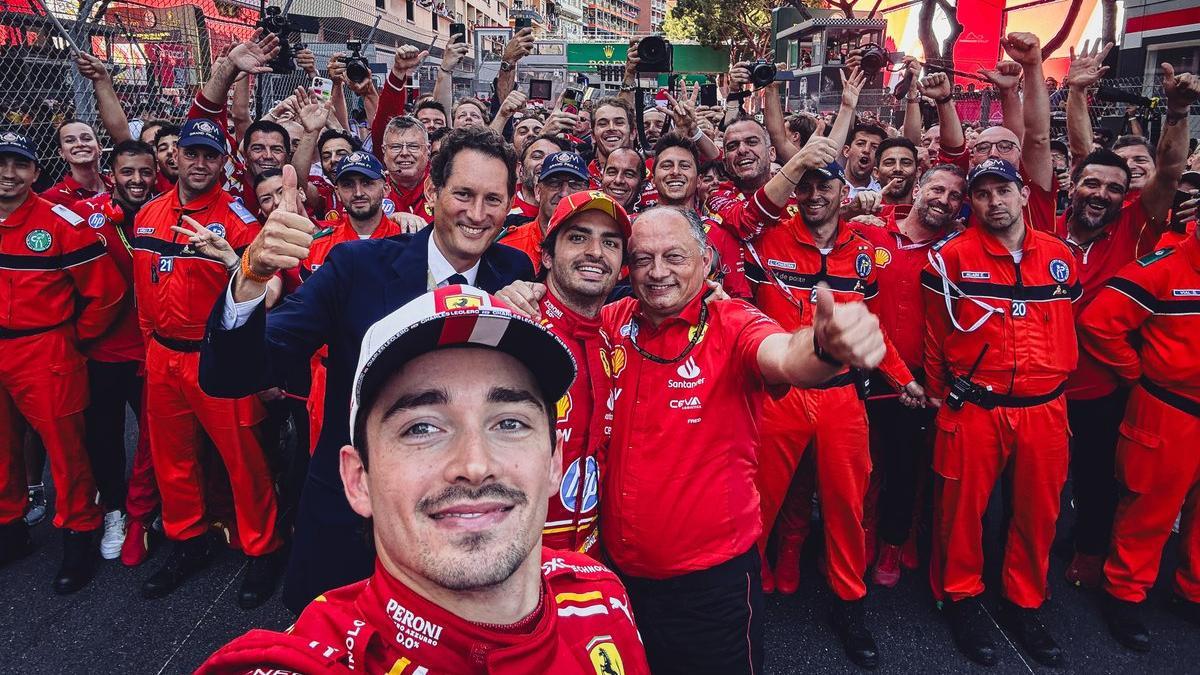 El selfie de Leclerc con el presidente de Ferrari, John Elkann, Carlos Sainz, Fred Vasseur y todo el equipo en Mónaco