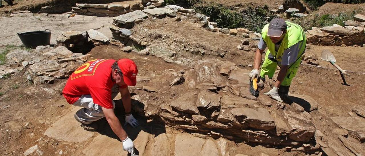 El director de la excavación y un operario de Naturgalia, ayer, trabajando en la Neveira 1. // Bernabé / Cris M.V.