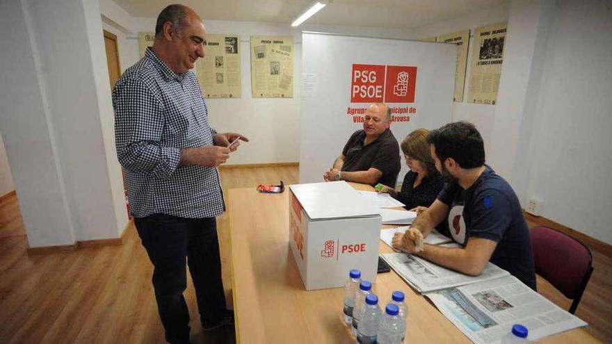 El secretario local del PSOE de Vilagarcía, Argimiro Serén, ayer, ejerciendo su derecho a voto. // Iñaki Abella