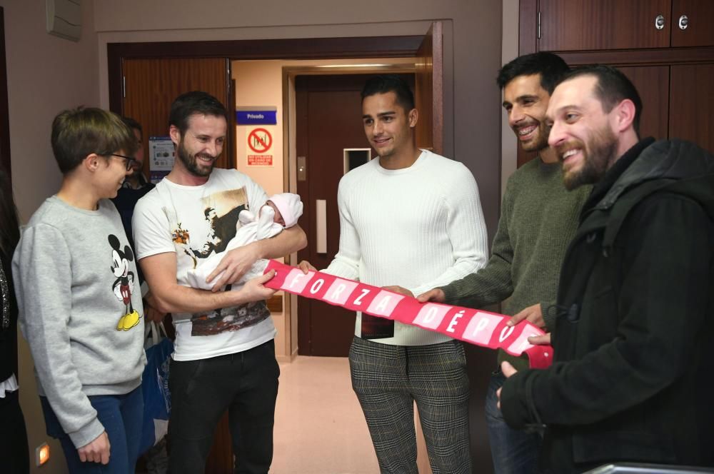 Dos futbolistas del primer equipo -David Simón y Eneko Bóveda-, junto a tres jugadoras del Deportivo Abanca -Cris, Laura y Miriam- visitam a los niños hospitalizados.