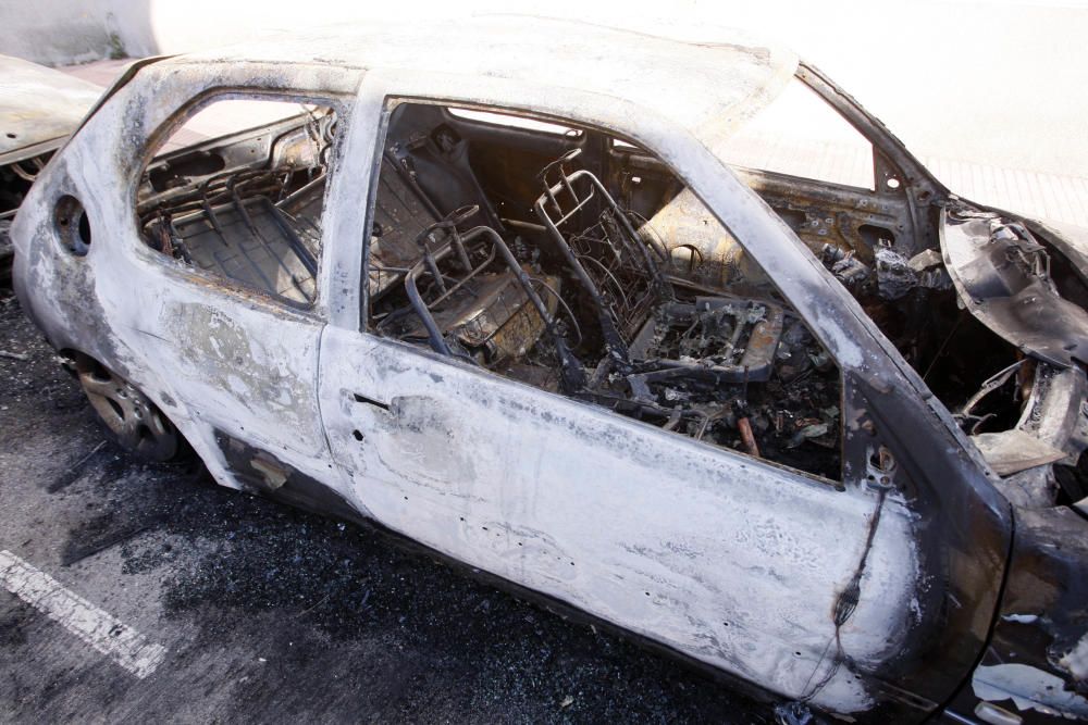 Cremen tres vehicles a Sant Feliu de Guíxols