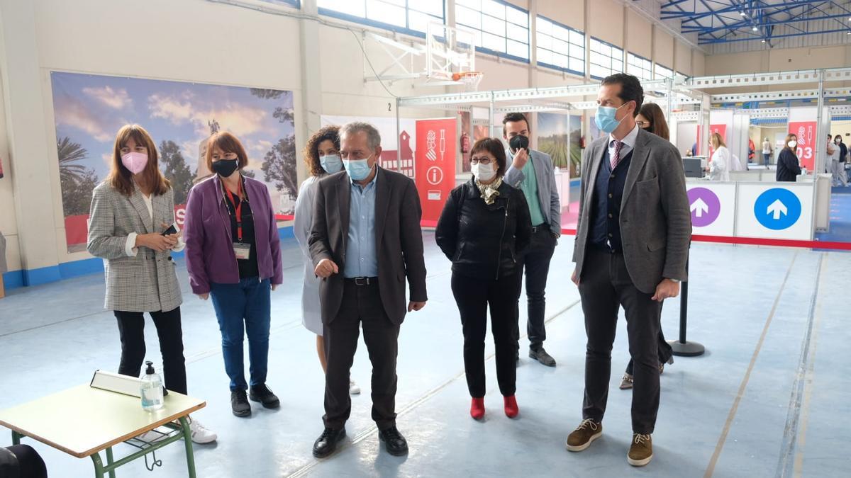 La visita de Miguel Soler al Pabellón Azul de Elda.