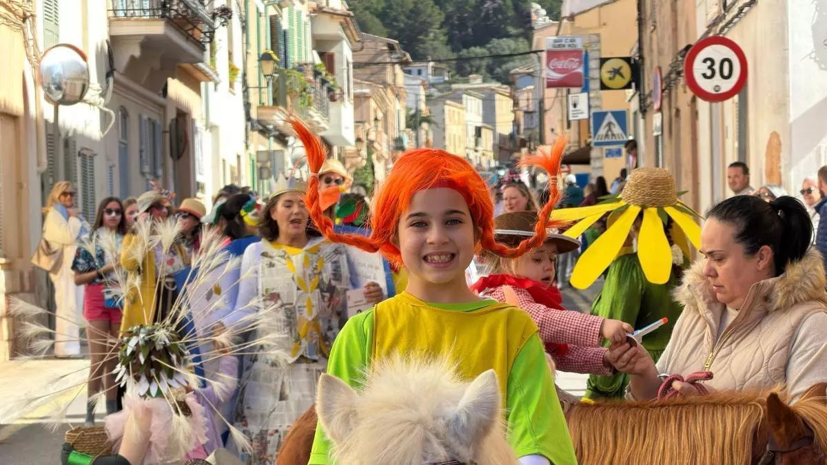 Domingo de 'rues' en  Mallorca: coloridas carrozas y comparsas recorren los pueblos