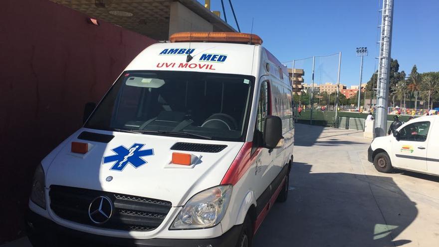 Imagen de una ambulancia en la Ciudad Deportiva.