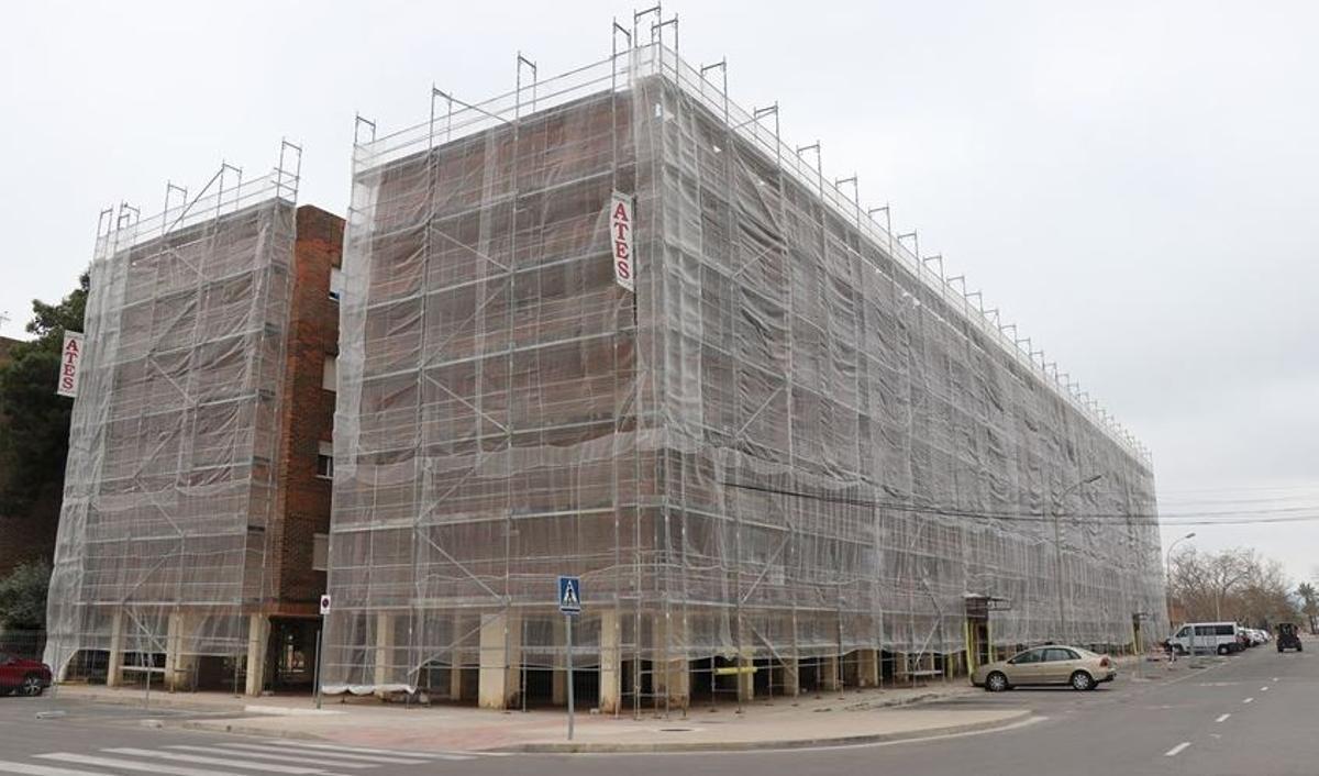Fincas ya con andamios en el barrio de Baladre de Sagunt.