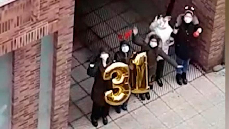 Felicitan el cumpleaños desde la calle a su amiga, aislada por covid en su casa