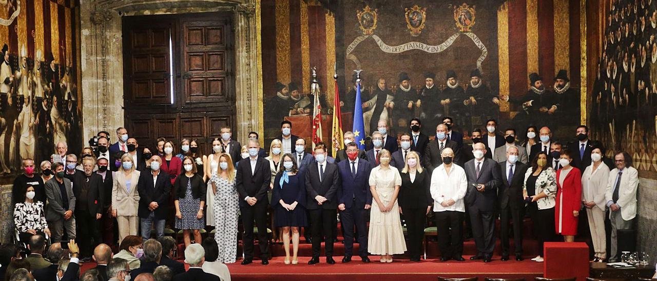 Foto de familia de todos los premiados con los miembros del Consell al finalizar el acto institucional en el Salón de Corts del Palau. | EDUARDO RIPOLL