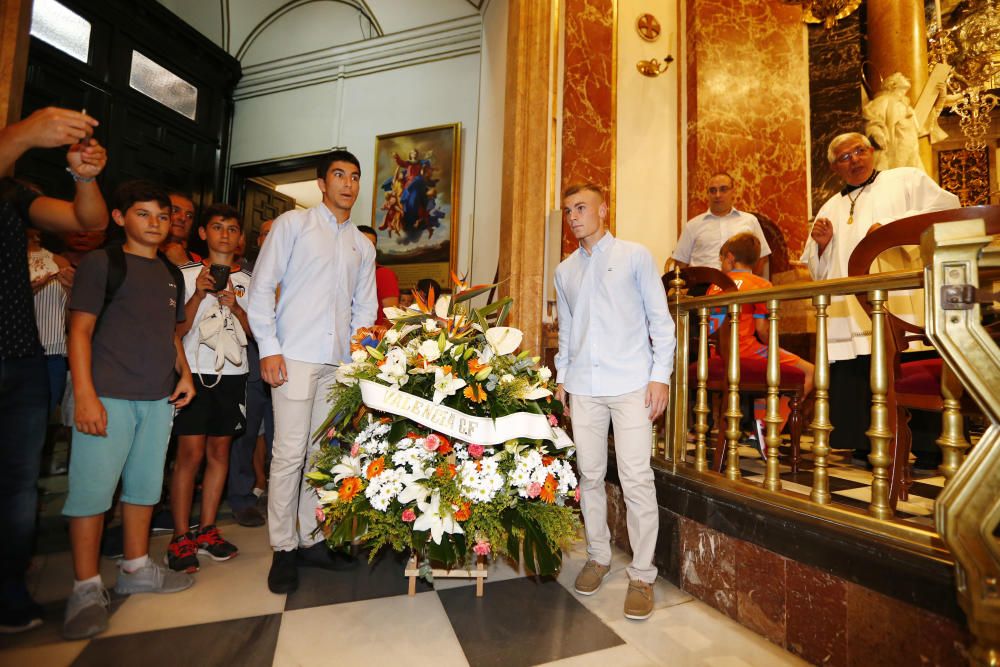 El Valencia CF realiza la tradicional ofrenda a la Mare de Déu dels Desemparats