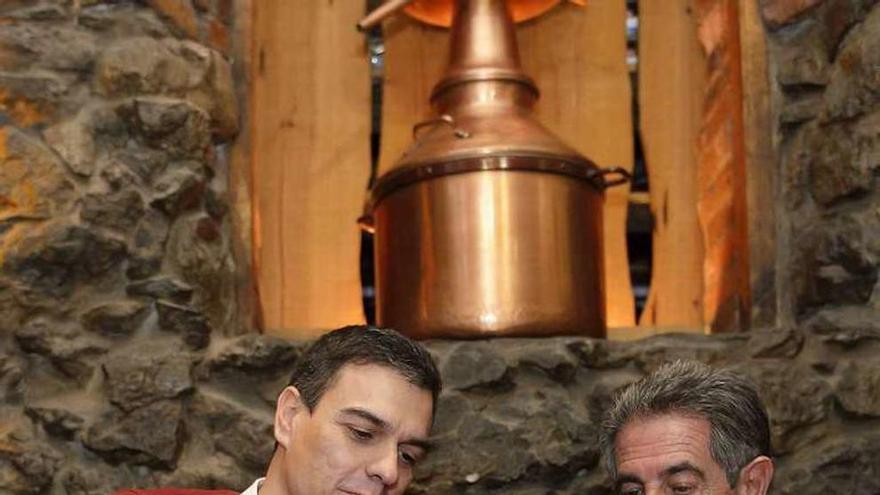 Sánchez, ayer, degustando anchoas con el presidente cántabro. // Efe