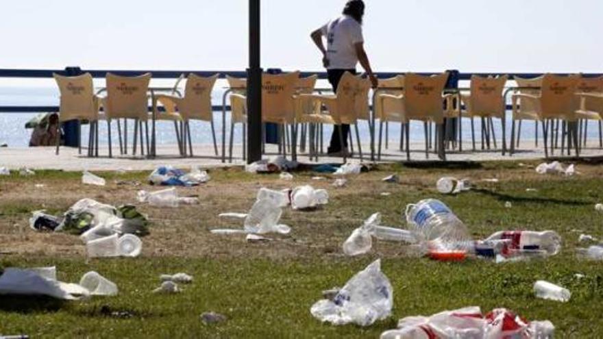 Treinta operarios se afanan en limpiar la playa tras la fiesta