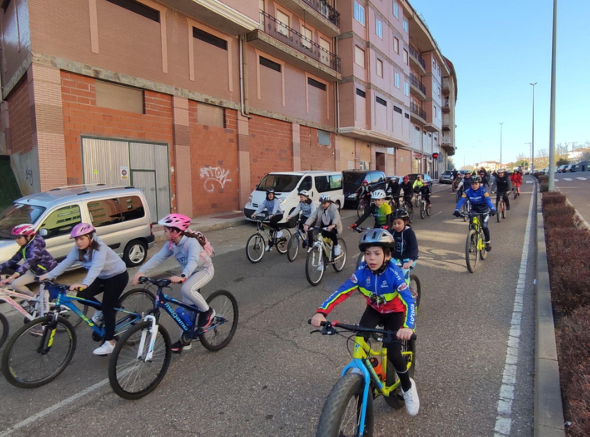 Así de bien lo pasan en la IV Marcha Cicloturista, del colegio San Vicente de Paúl de Benavente