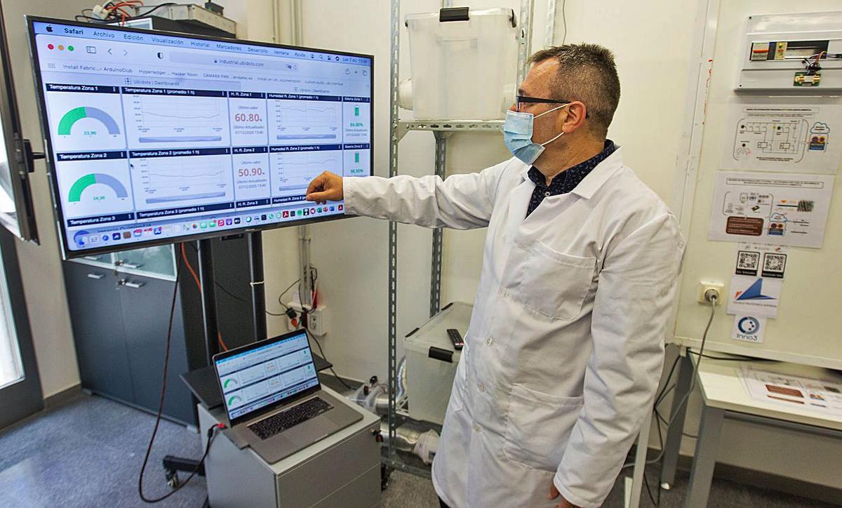 En el laboratorio comprueban los datos que ofrecen los sensores. | ALEX DOMÍNGUEZ