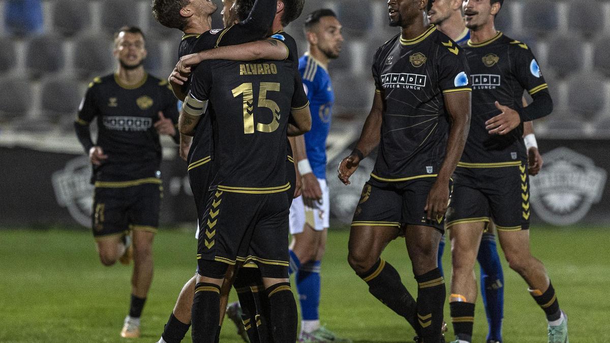 Los jugadores del Intercity durante una celebración en un partido.