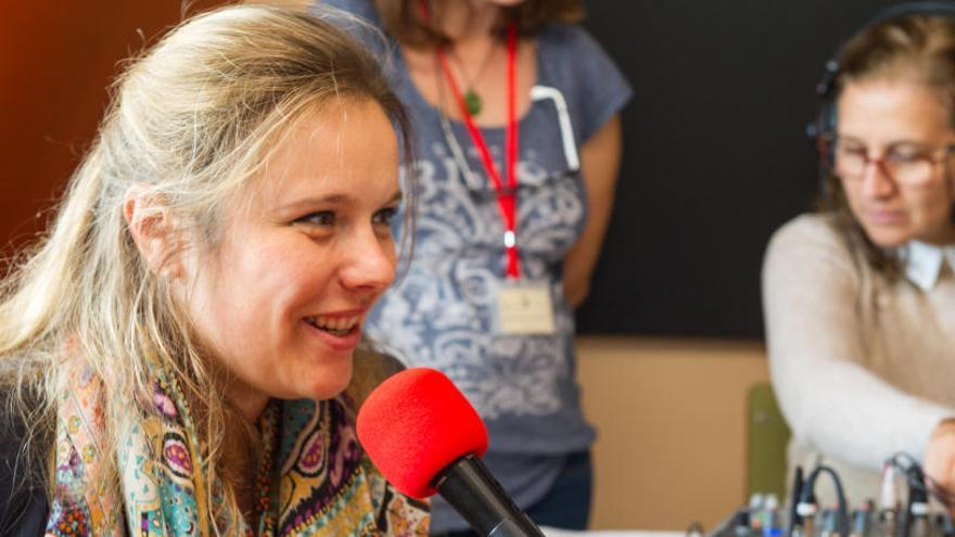 Una de les professores participants en el projecte locuta a l´estudi de Swag FM, la ràdio de l´institut agustiner