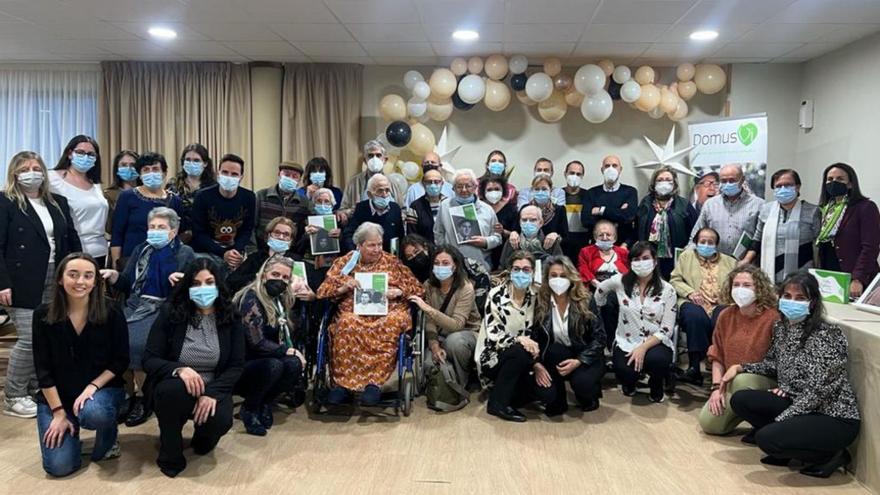 Imágenes de la gala de entrega de los libros que recogen las historias personales de los mayores, acompañados por amigos y familiares en una gala celebrada en la residencia Domus Vi de Villaralbo. A la derecha, una afortunada recoge el ejemplar con las historias de su vida. | Cedidas