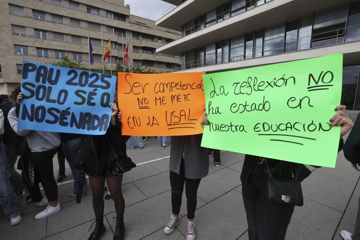 Miles de estudiantes se manifiestan en varias ciudades contra la nueva selectividad. Miles de estudiantes se manifiestan en varias ciudades contra la nueva selectividad.