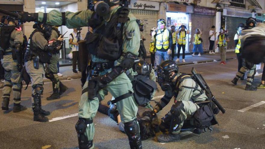 La Policía de Hong Kong detiene a manifestantes.