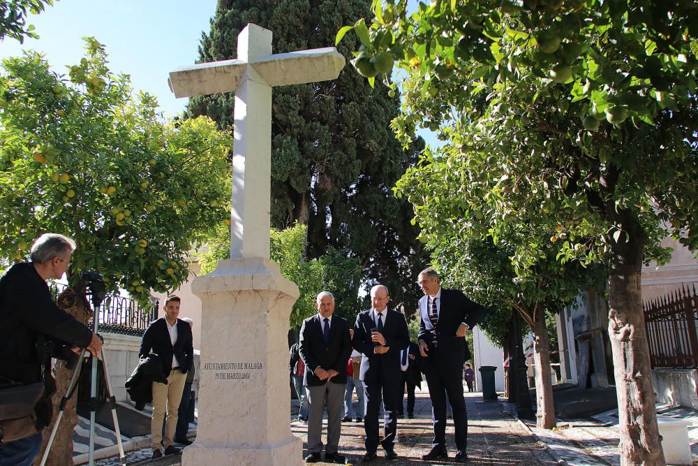 Inauguración de una obra escultórica de Juan Vega dedicada a Torrijos en el Cementerio de San Miguel